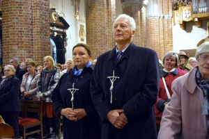 Prymas Polski nałożył krzyże misyjne małżeństwu wyjeżdżającemu na misyjny wolontariat