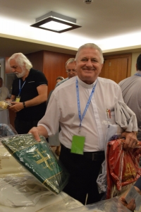 Bierzmowani z diecezji kieleckiej przekazali dary na misje